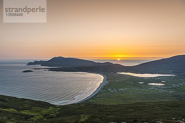 Blick auf die Bucht von Keel bei Sonnenuntergang  Achill Island  Grafschaft Mayo  Republik Irland
