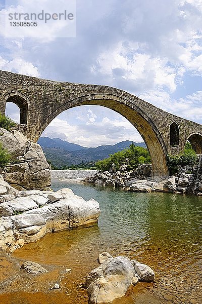 Osmanische Bogenbrücke  Ura e Mesit  Brücke von Mes  Fluss Kir  in der Nähe von Shkodra  ShkodÃ r  Qark Shkodra  Albanien  Europa