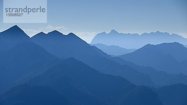 Blaue Silhouetten von Bergen  Ausblick Ã¼ber Chiemgauer Alpen  hinten Wilder Kaiser  Berchtesgadener Land  Oberbayern  Bayern  Deutschland  Europa