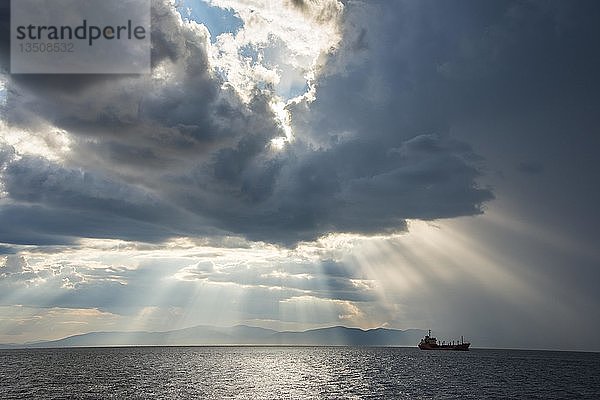 Silhouette eines Schiffes  Sonne bricht durch die Wolken über dem Amur in Wladiwostok  Russland  Europa
