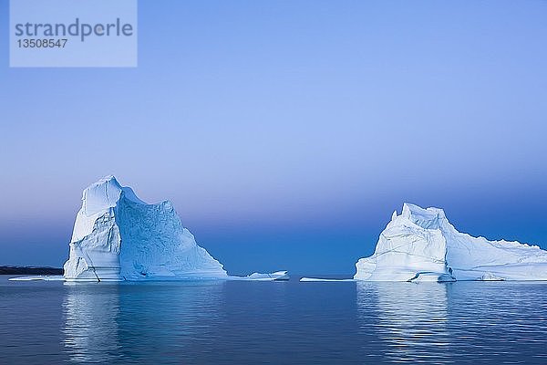 Eisberge der Blauen Stunde  Scoresbysund  Ostgrönland  Grönland  Nordamerika