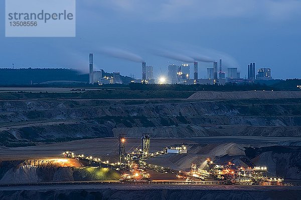 Tagebau Garzweiler mit den Kraftwerken Frimmersdorf und Neurath im Hintergrund  Nordrhein-Westfalen  Deutschland  Europa