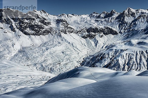 Skitourengeher in Winterlandschaft mit Vorarlberger Bergen im Hintergrund  Sankt AntÃ¶nien  PrÃ¤ttigau  GraubÃ¼nden  Schweiz  Europa