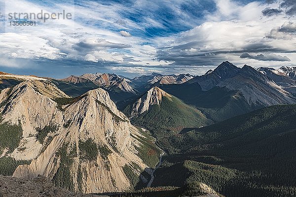 Panoramablick auf Berglandschaft  Gipfel mit orangefarbenen Schwefelablagerungen  unberührte Natur  Schwefelsilhouette  Jasper National Park  British Columbia  Kanada  Nordamerika