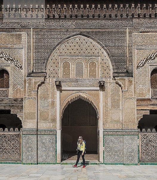 Tourist im Innenhof  Madrasa Bou Inania  Madrasas  arabische Ornamentik  Fes  Marokko  Afrika