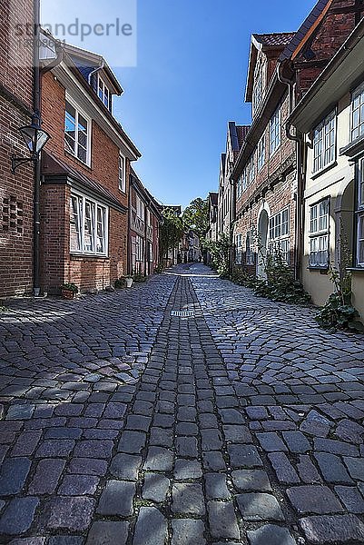 StraÃŸe mit historischen AltstadthÃ?usern  LÃ¼neburg  Niedersachsen  Deutschland  Europa