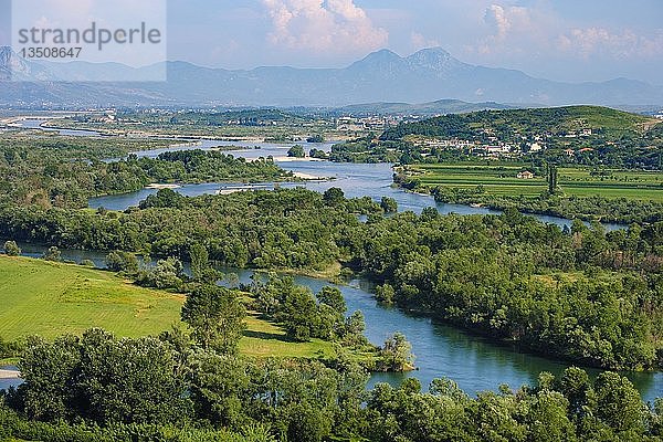 Fluss Drin und Fluss Kir  Blick vom Schloss Rozafa  Shkodra  ShkodÃ r  Qark Shkodra  Albanien  Europa