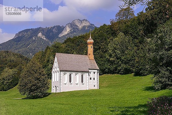 Kreuzkirche von Windshausen  im hinteren Heuberg  NuÃŸdorf  Oberbayern  Bayern  Deutschland  Europa