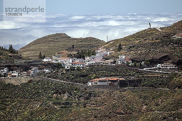 Bergdorf Artnenara  hinter den Passatwolken  Gran Canaria  Kanarische Inseln  Spanien  Europa