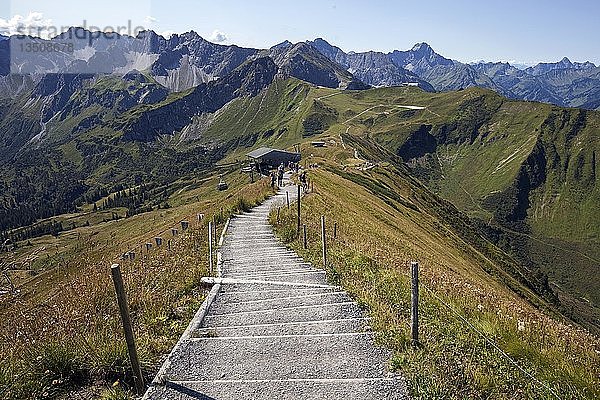 Gratwanderweg von der Bergstation Fellhornbahn zum Gipfel Fellhorn  hinter AllgÃ¤uer Alpen  Oberstdorf  OberallgÃ¤u  AllgÃ¤u  Bayern  Deutschland  Europa