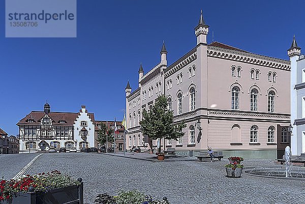 Marktplatz mit Rathaus von 1810  Sternberg  Mecklenburg-Vorpommern  Deutschland  Europa