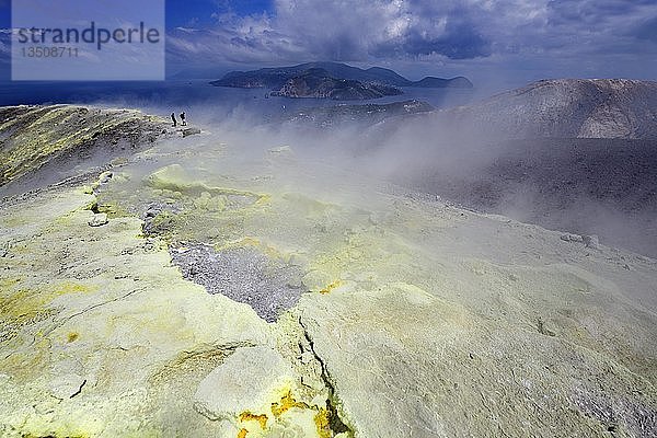 Schwefelfumarolen und Chloridkrusten am Kraterrand  Gran Cratere  Insel Vulcano  Äolische und Liparische Inseln  Sizilien  Italien  Europa