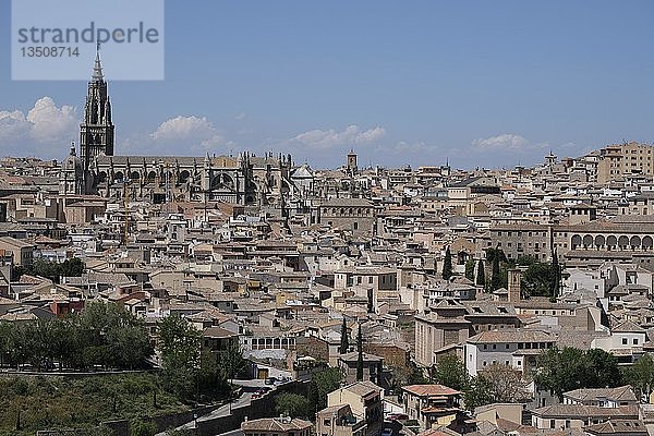 Blick auf die Altstadt mit der Kathedrale von Toledo  Kastilien-La Mancha  Spanien  Europa