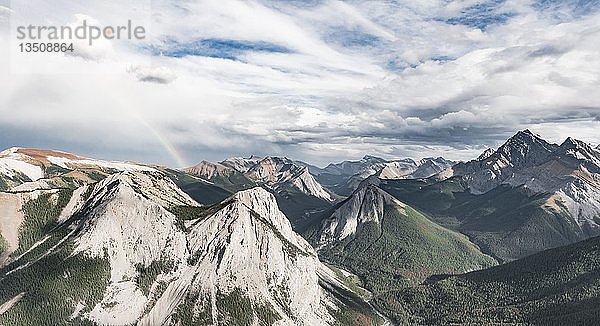 Regenbogenblick über Berglandschaft  Gipfel mit orangefarbenen Schwefelablagerungen  unberührte Natur  Panoramablick  Sulphur Skyline  Jasper National Park  British Columbia  Kanada  Nordamerika