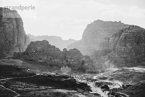 In Felsen geschlagene Häuser  monochrom  Nabatäerstadt Petra  nahe Wadi Musa  Jordanien  Asien
