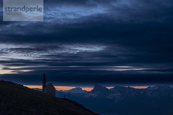 Latzfonser Kreuz Kapelle zur Blauen Stunde und Südtiroler Berge  Sarntaler Alpen  San Martino  Sarntal  Südtirol  Italien  Europa