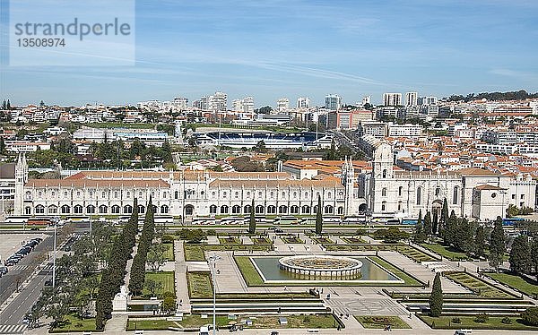 Jardim da PraÃ§a do ImpÃ©rio mit Springbrunnen und Mosteiro dos JÃ©ronimos von oben  Hieronymus-Kloster  Unesco-Weltkulturerbe  Belem  Lissabon  Portugal  Europa