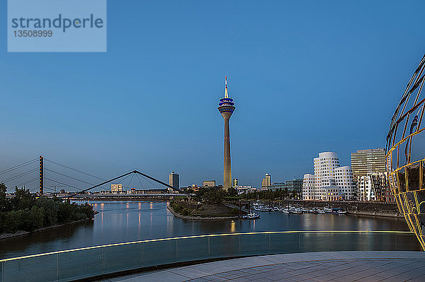 Rheinturm und Stadthafen in der Abenddämmerung  DÃ¼sseldorf  Nordrhein-Westfalen  Deutschland  Europa
