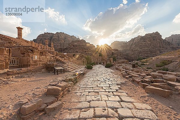 Antike römische Straße neben den Ruinen von Petra  nabatäische Stadt Petra  in der Nähe von Wadi Musa  Jordanien  Asien