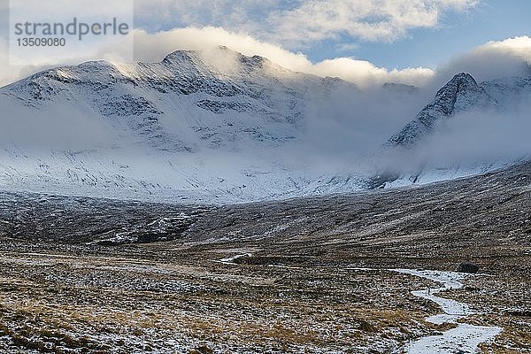 Verschneiter Weg in der Hochlandlandschaft  winterliche Cullins-Berge im Hintergrund  Carbost  Portree  Isle of Skye  Schottland  Vereinigtes Königreich  Europa