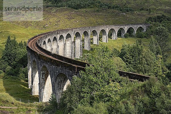 Glenfinnan Viaduct  West Highland Line Eisenbahnbrücke  Lochaber  Schottland  Vereinigtes Königreich  Europa
