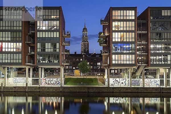 Sanierte Lagerhallen am Alsterfleet  hinter der Kirche St. Michaelis  Michel  Alster  Hamburg  Deutschland  Europa