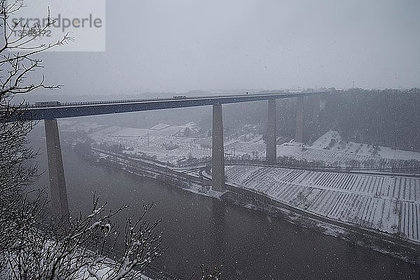 Die Autobahnbrücke der A61 in Winningen  Schneefall  Winningen  Rheinland Pfalz  Deutschland  Europa