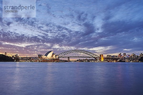 Skyline  Sydney Opera mit Harbour Bridge und Wolkenkratzern in der Abenddämmerung  Sydney  New South Wales  Australien  Ozeanien