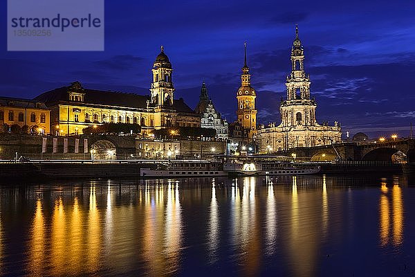 Altstadt bei Nacht  Terrassenufer  Hofkirche  Residenzschloss und Elbe mit Wasserspiegelung  Dresden  Sachsen  Deutschland  Europa