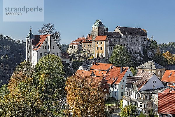 Blick auf die Burg Hohnstein  Hohnstein  Elbsandsteingebirge  Sächsische Schweiz  Sachsen  Deutschland  Europa