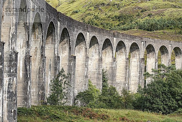 Glenfinnan Viaduct  West Highland Line Eisenbahnbrücke  Lochaber  Schottland  Vereinigtes Königreich  Europa