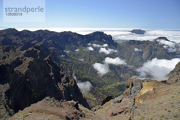 Blick in die Caldera de Taburiente  Roque de los Muchachos  Nationalpark Caldera de Taburiente  Kanarische Inseln  La Palma  Spanien  Europa