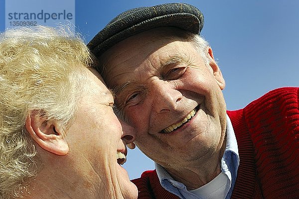 Alte Liebe  lachender Großvater und Großmutter vor blauem Himmel  Emmendingen  Baden-Württemberg  Deutschland  Europa