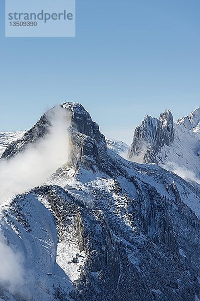 Eine Wolke hängt neben der Staubernkanzel  1860m  im Hintergrund die Kreuzberge  Kanton Appenzell Innerrhoden  Schweiz  Europa