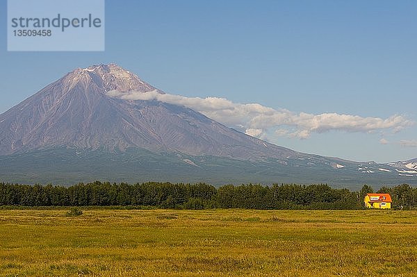 Kleine Hütte vor dem Vulkan Avachinskaya Sopka  in der Nähe von Petropavlovsk-Kamchatsky  Kamtschatka  Russland  Europa