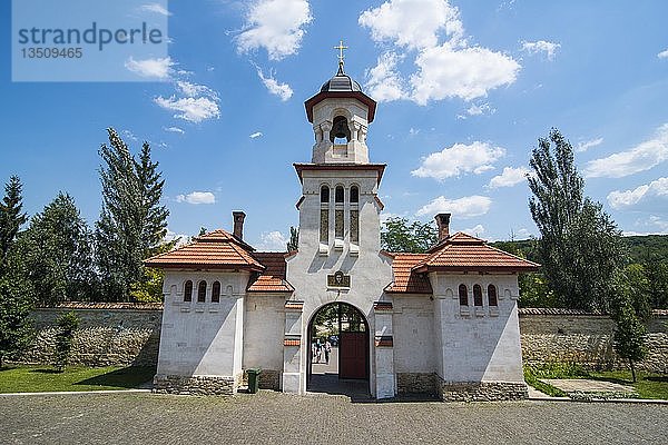 Eingangstor zum orthodoxen Kloster Geburt der Mutter Gottes  Curchi  Moldawien  Europa