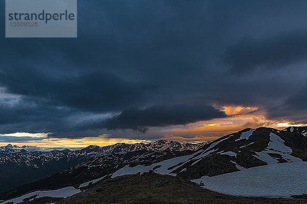 Sonnenaufgang über den Südtiroler Bergen mit dramatischen Wolken  Sarntaler Alpen  San Martino  Sarntal  Südtirol  Italien  Europa