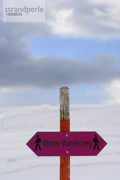 Schild an einem Winterwanderweg  Graubünden  Schweiz  Europa