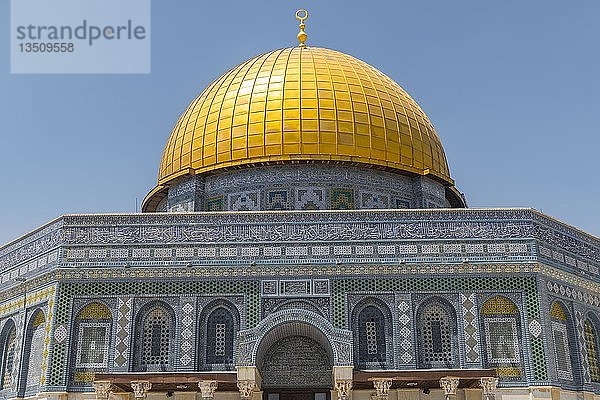Verzierte Fassade mit Mosaiken und goldener Kuppel  Felsendom  auch Qubbat As-sachra  Kipat Hasela  Tempelberg  Altstadt  Jerusalem  Israel  Asien
