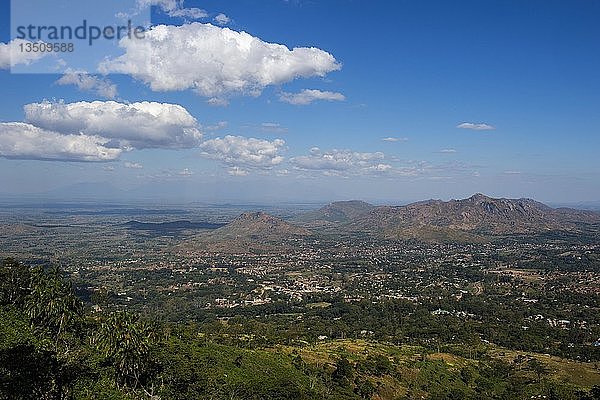 Blick über Zomba und das Hochland vom Zomba Plateau  Malawi  Afrika