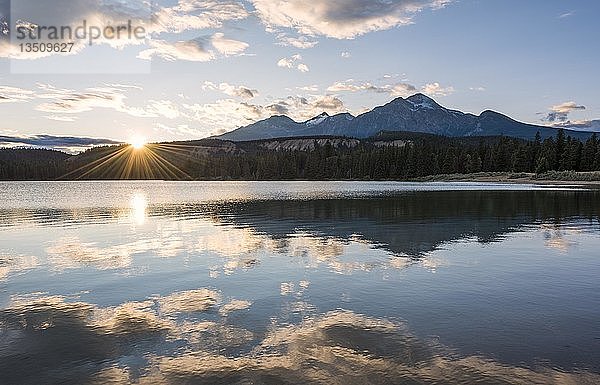 Sonnenuntergang am Annette Lake  Jasper National Park  Rocky Mountains  Alberta  Kanada  Nordamerika