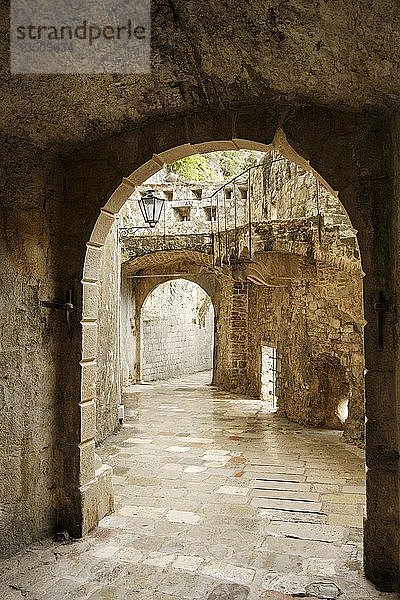 Südtor der Stadtmauer  Altstadt von Kotor  Montenegro  Europa