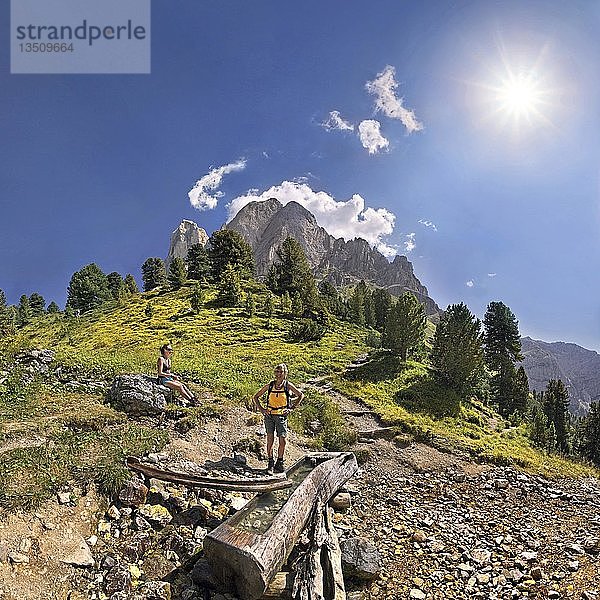 Kleine Quelle am Peitlerkofel  Sasso delle Putia  mit Wanderer am Würzjoch  Passo delle Erbe  Villnöss  Fünen  Dolomiten  Südtirol  Italien  Europa