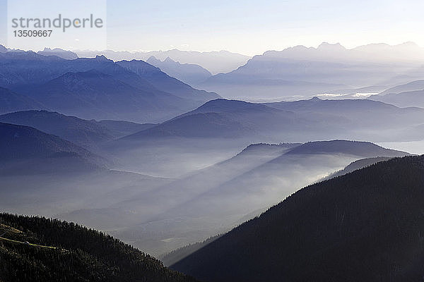 Blick von der Benediktenwand in die Brandenberger Alpen und den Alpenkamm Karwendel  Lenggries  Oberbayern  Bayern  Deutschland  Europa