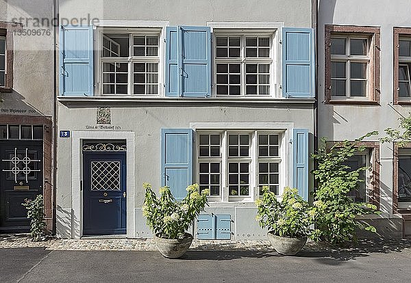 Blaues und weißes Haus in der Altstadt von Basel  Schweiz  Europa