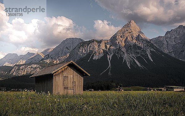 Heuhaufen  Hütte auf einer Wiese  Sonnenspitze im Hintergrund  Berglandschaft  bei Ehrwald  Tiroler Alpen  Tirol  Österreich  Europa
