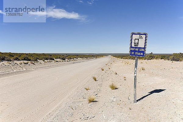 Wegweiser zu einem Ort mit Handyempfang neben endloser Schotterstraße  Wüste der Halbinsel Valdes  Patagonien  Ostküste  Atlantik  Argentinien  Südamerika