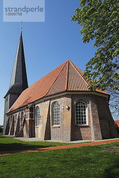 Historische St. Nikolaikirche in Borstel  Gemeinde Jork  Altes Land  Landkreis Stade  Niedersachsen  Deutschland  Europa