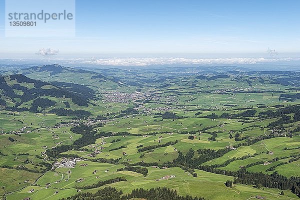 Blick auf das Appenzellerland und die Stadt Appenzell vom Berg Hoher Kasten  1794m  Kanton Appenzell Innerrhoden  Schweiz  Europa