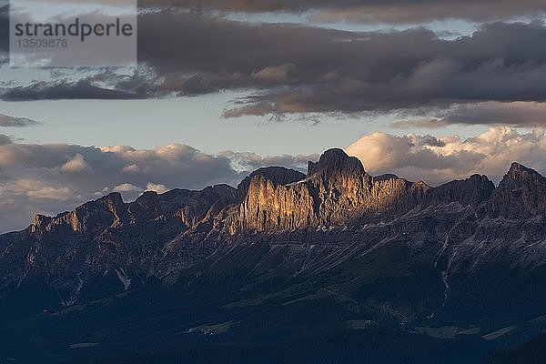 Rosengarten Bergkette im Abendlicht  Südtirol  Italien  Europa